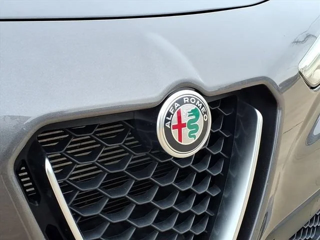 Used 2023  Alfa Romeo Lusso image 23