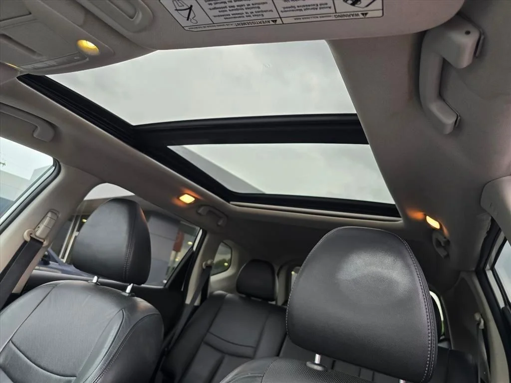 Used 2015 White Nissan SL image 7