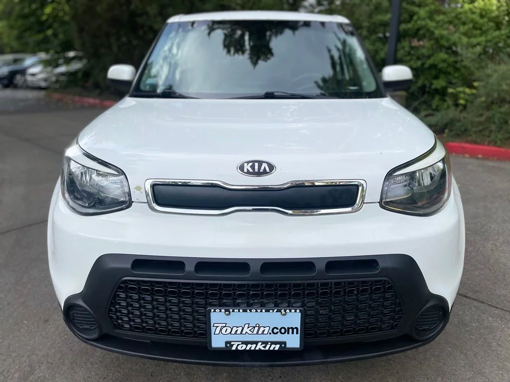 Used 2014 Clear White Kia Base image 9