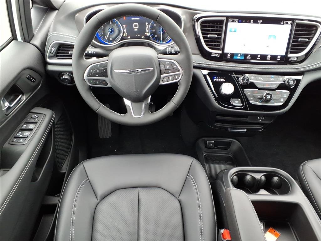 2026 Chrysler Pacifica photo 3