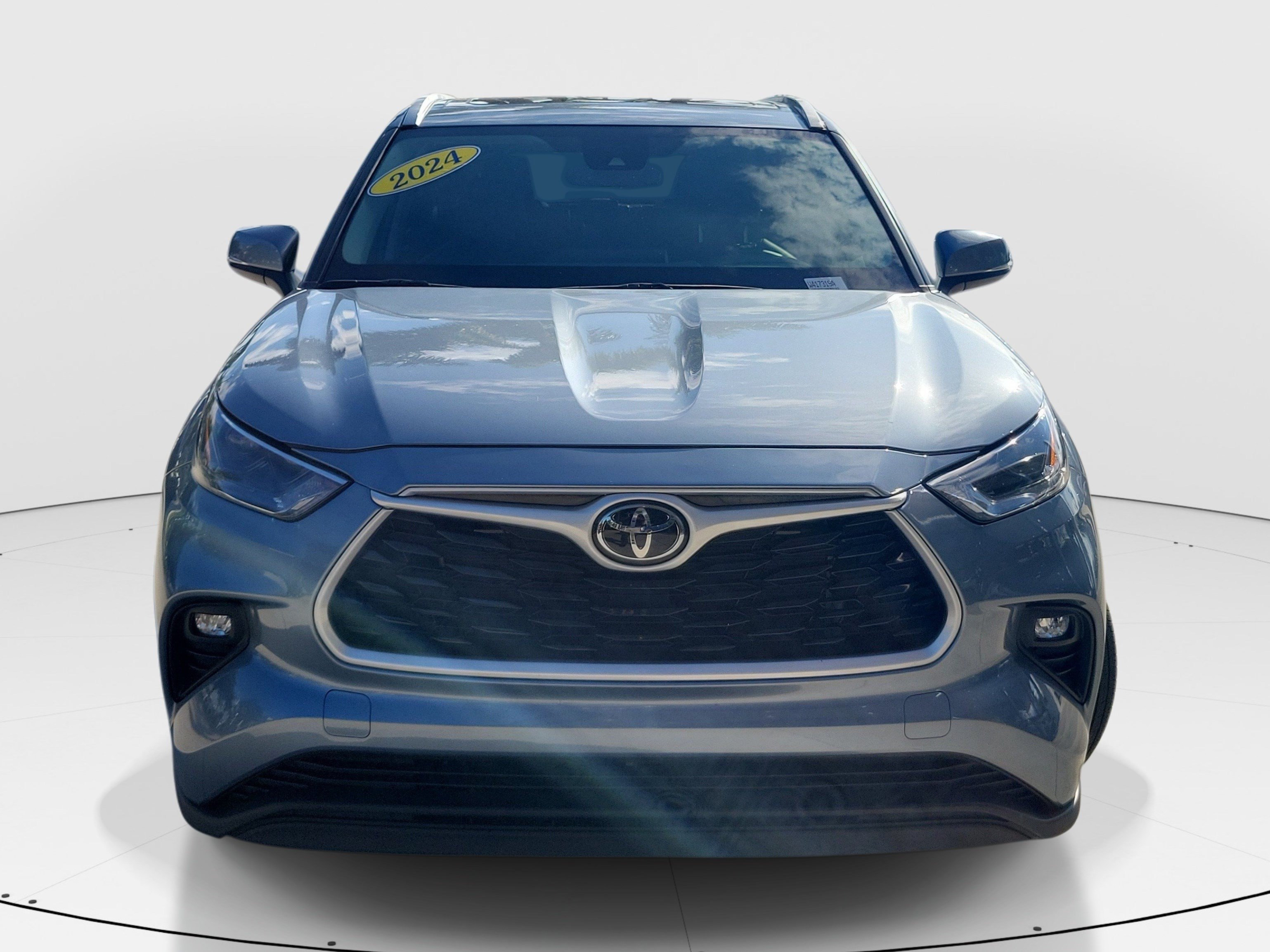Used 2024 Moon Dust Toyota XLE image 2