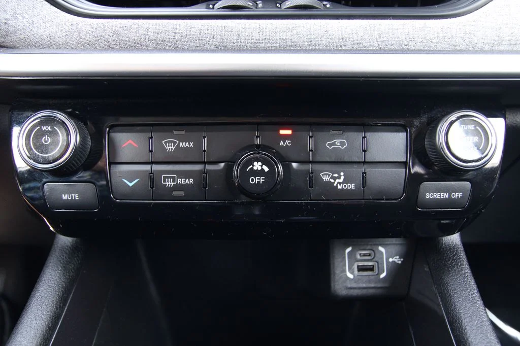 Used 2022 Blue Jeep Latitude Lux image 29
