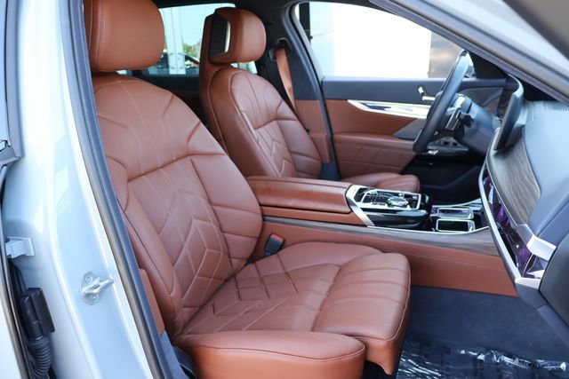 Used 2024  BMW 760i xDrive image 22