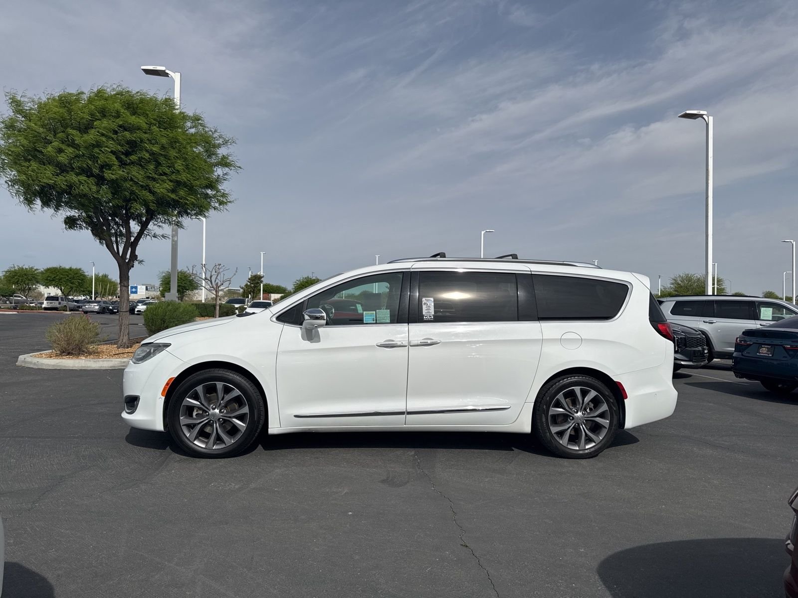 Used 2020 Bright White Clearcoat Chrysler Limited image 11