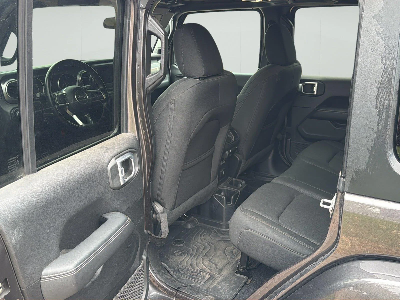 Used 2020 Granite Crystal Metallic Clearcoat Jeep Sahara image 11