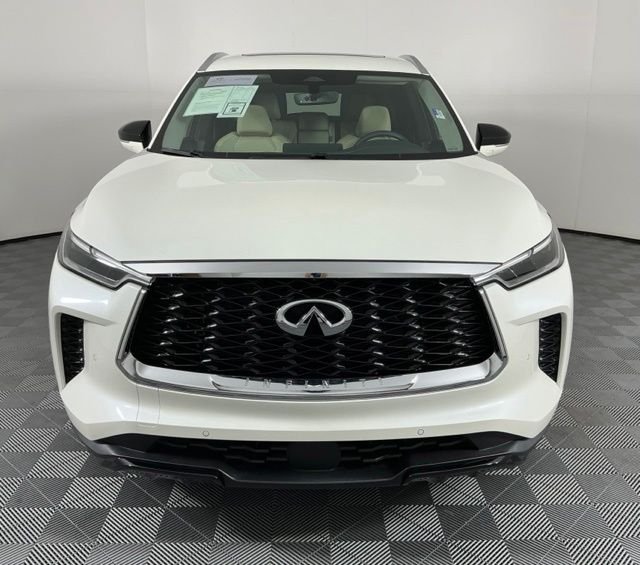 Used 2023 White INFINITI LUXE image 3