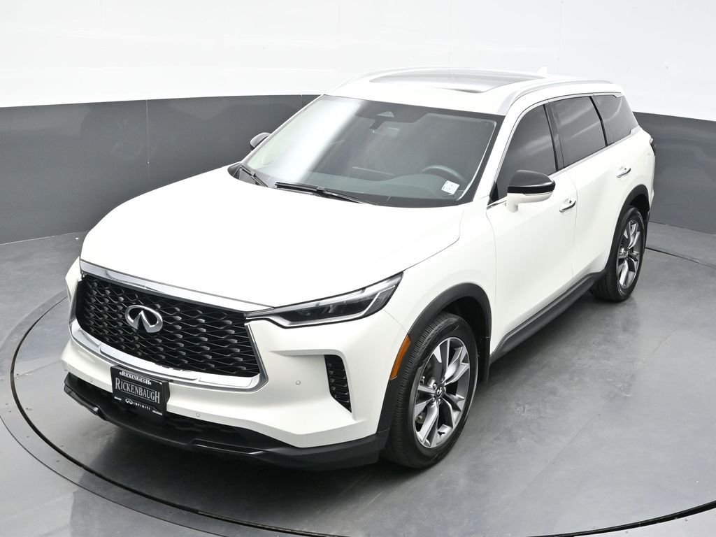 Used 2023 White INFINITI LUXE image 33
