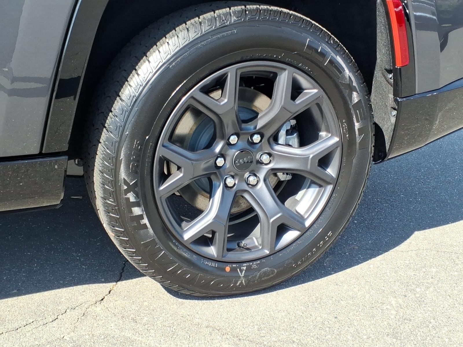 New 2026 Baltic-Gray Metallic Clear-Coat Exterior Paint Jeep  image 12