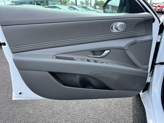 2025 Hyundai Elantra SEL - Photo 16