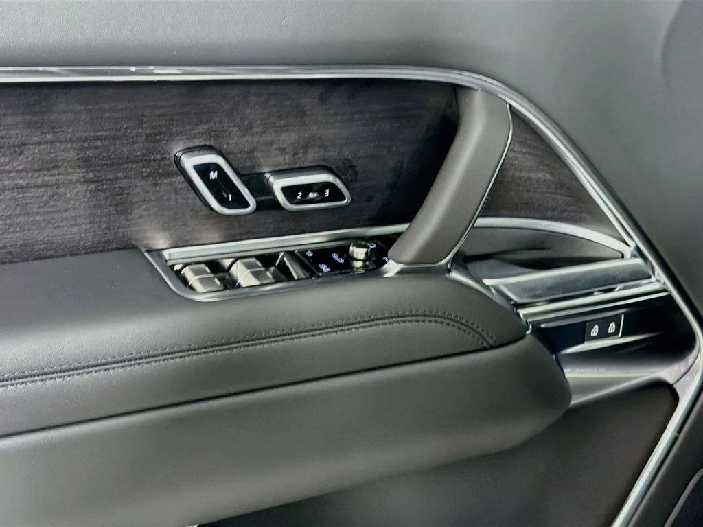 New 2026 Santorini Black Land Rover SE image 18