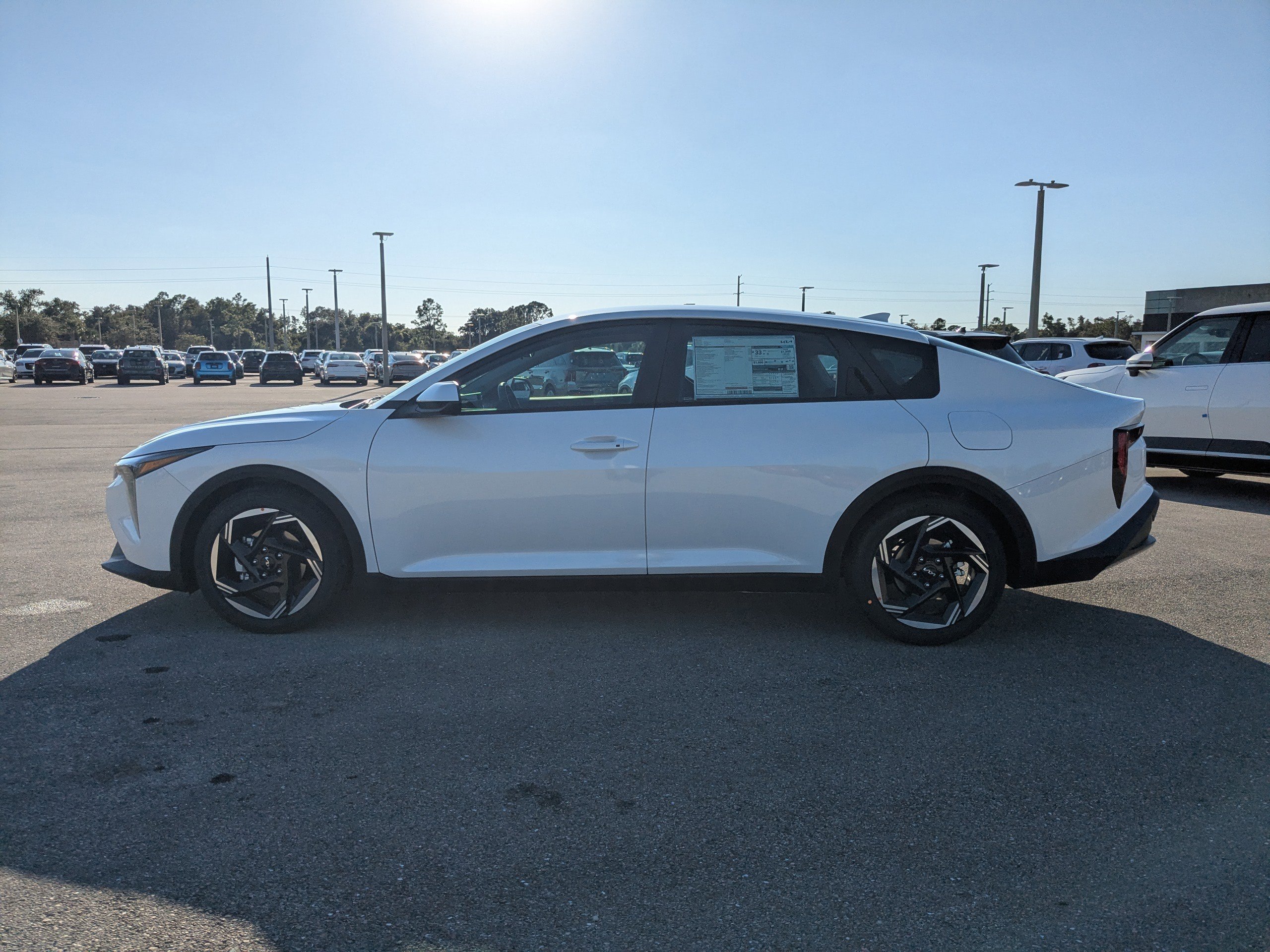 New 2025 Snow White Pearl Kia EX image 8