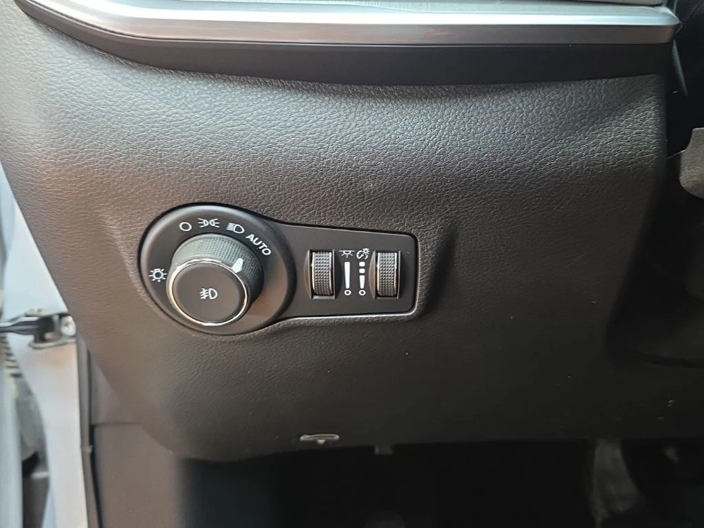 Used 2025 Silver Jeep Limited image 22