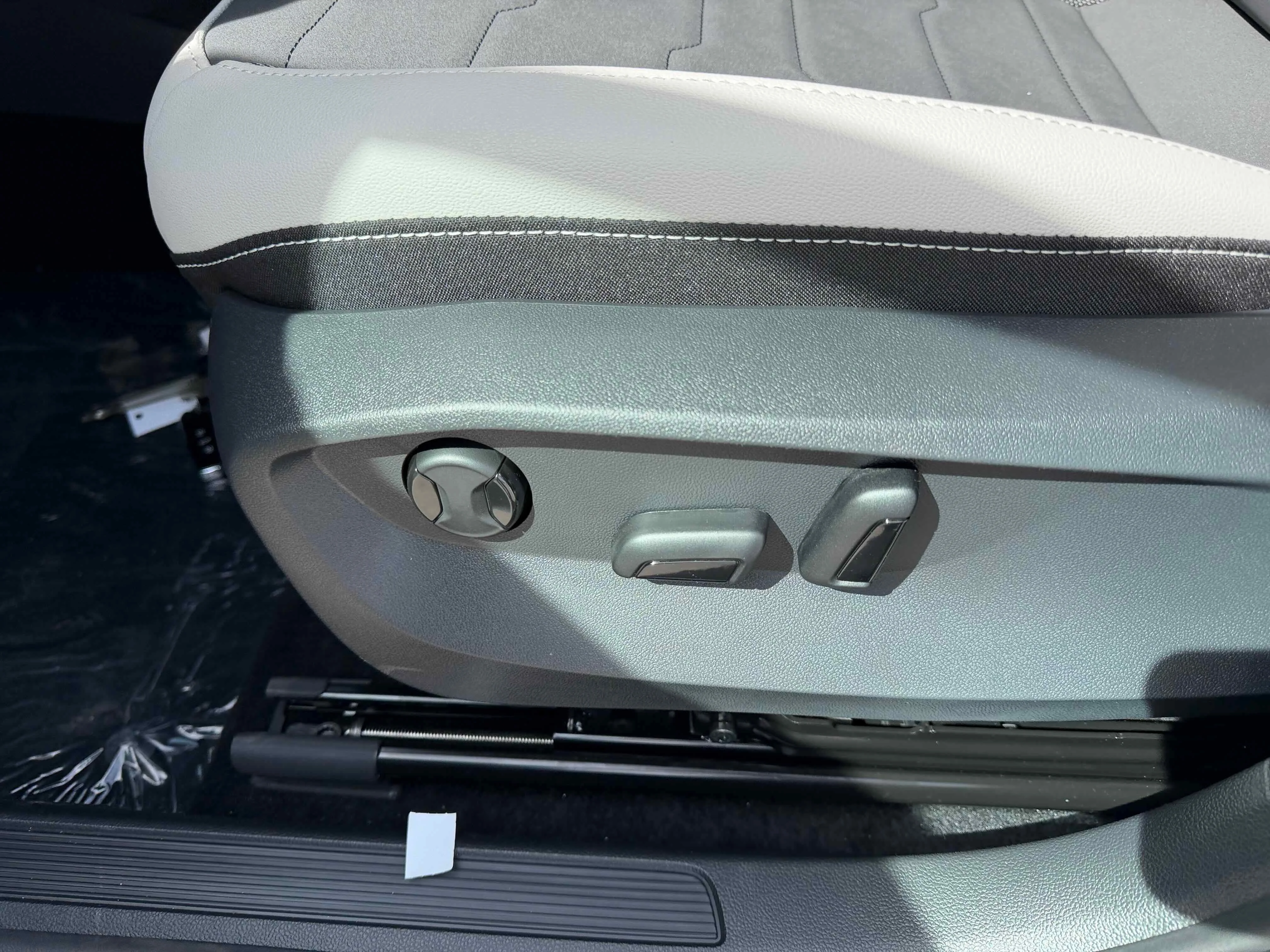 New 2026 Pure White Volkswagen SE image 14