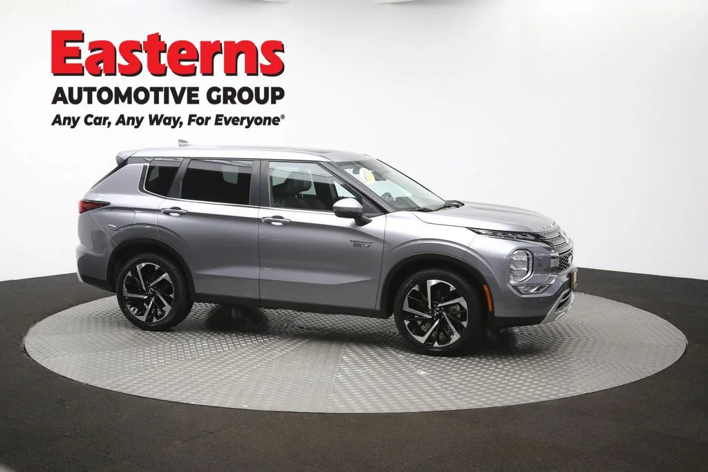 Used 2023 Silver Mitsubishi SE image 112