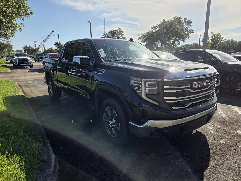 Used 2025 Onyx Black GMC SLT image 2