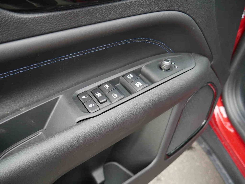 New 2026 Red Hot Pearl-Coat Exterior Paint Jeep Latitude image 22