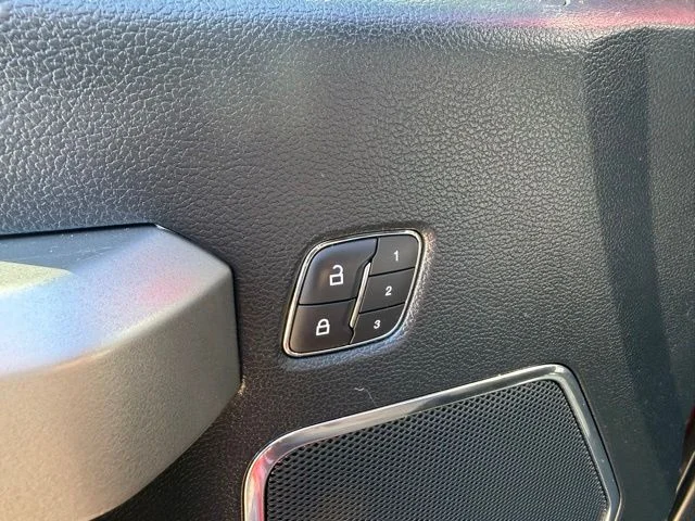 Used 2019  Ford  image 11