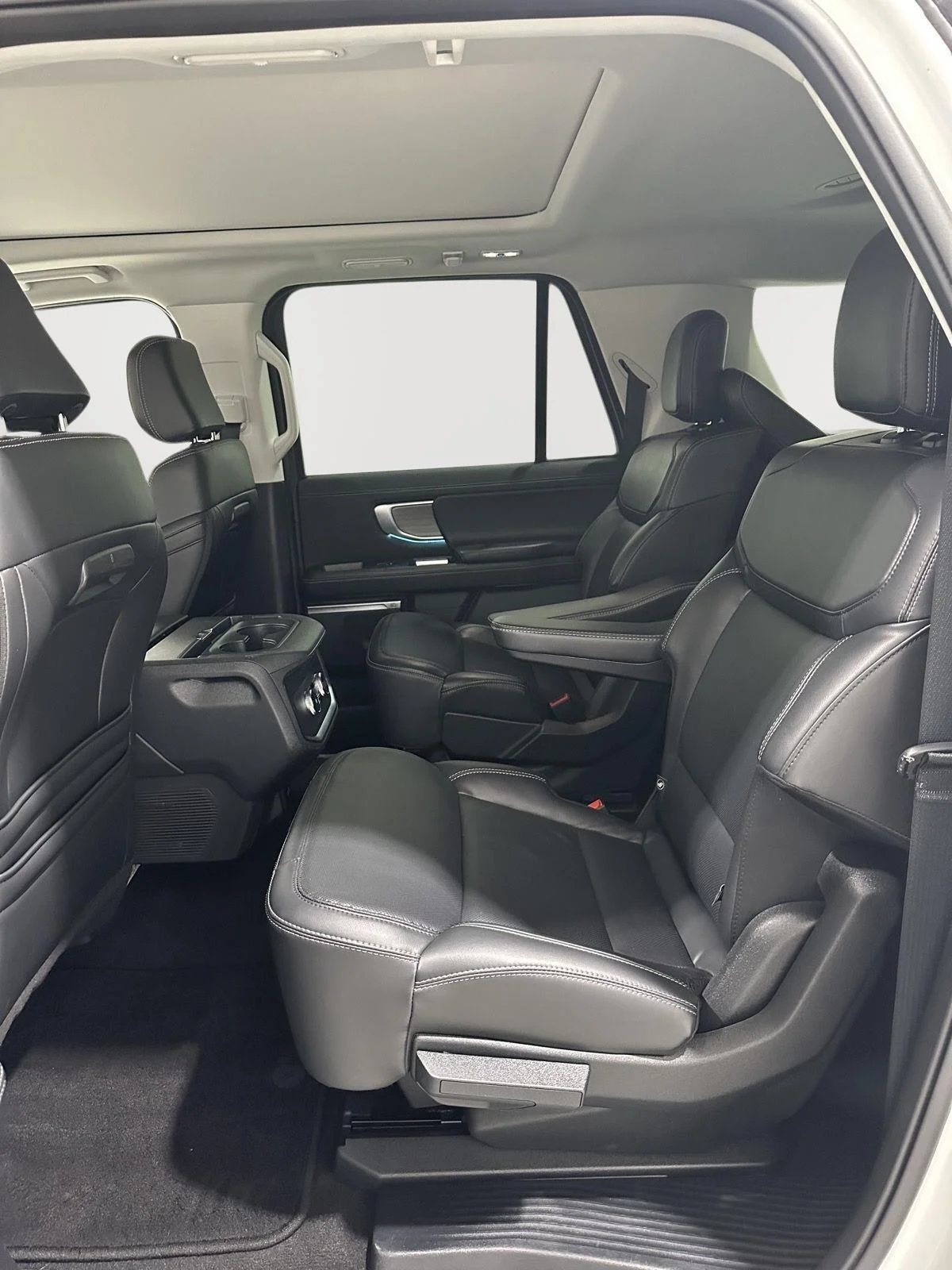Used 2025 Oxford White Ford Platinum image 22