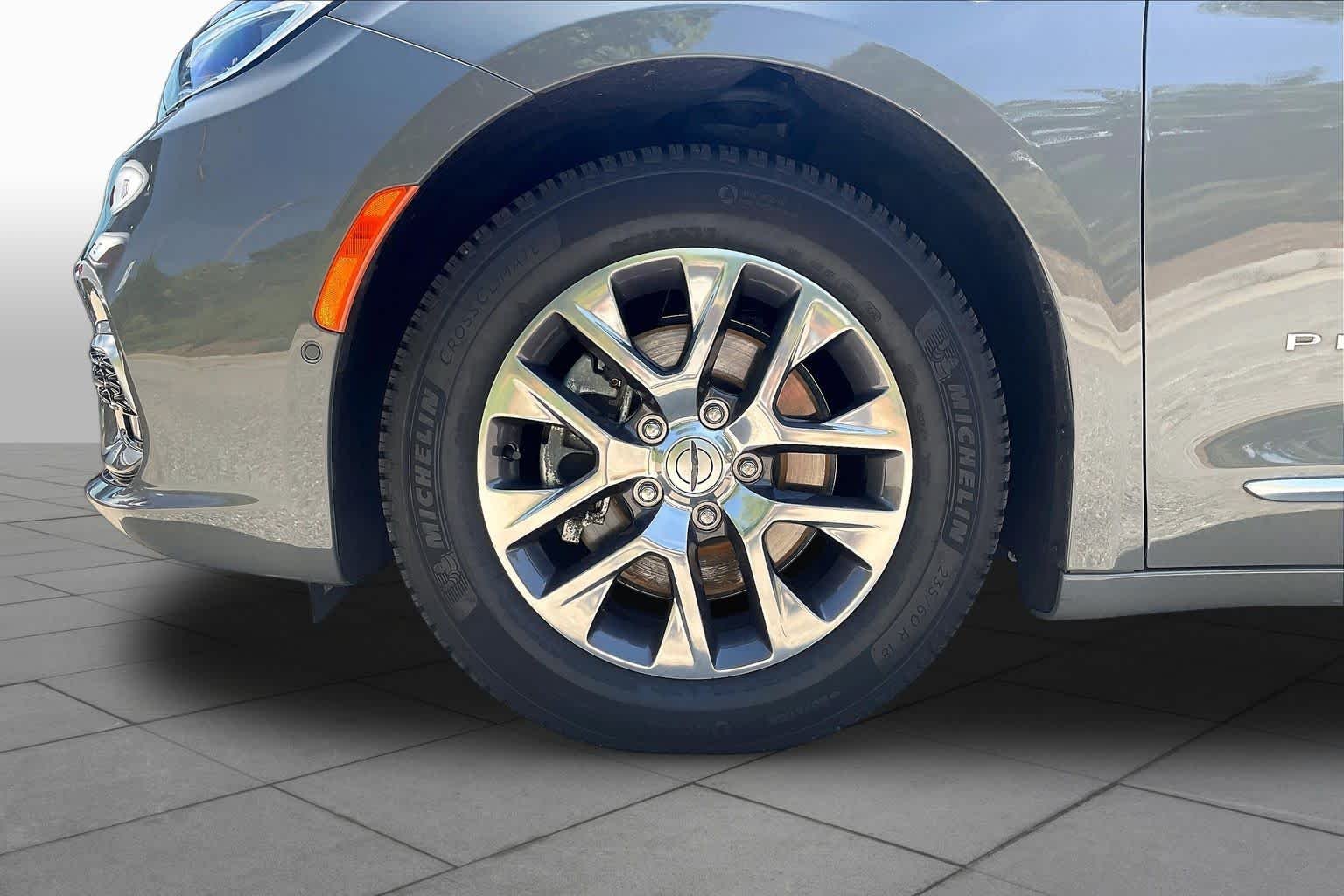 Used 2023 Ceramic Gray Clearcoat Chrysler Hybrid Pinnacle image 10