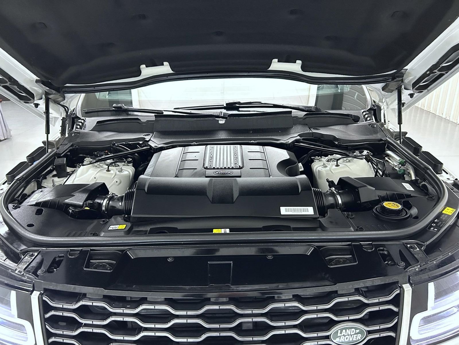 Used 2019 White Land Rover HSE image 24