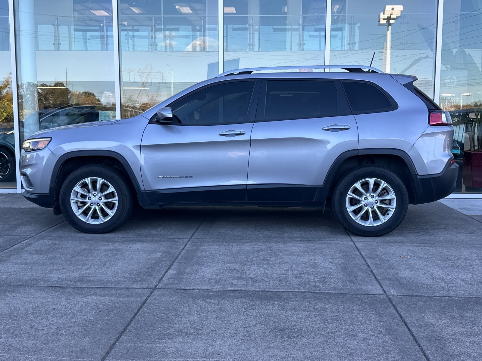 Used 2021 Billet Silver Metallic Clearcoat Jeep Latitude image 7