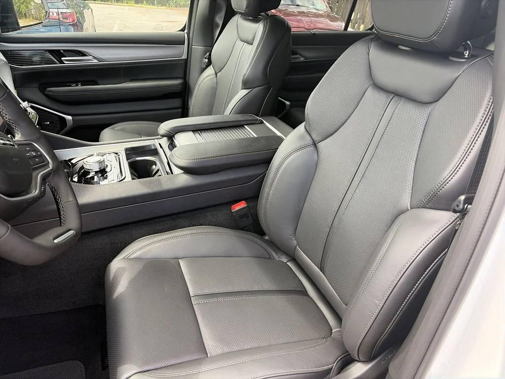 New 2026 Bright White Clear-Coat Exterior Paint Jeep Limited Reserve image 11