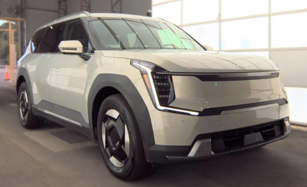 Used 2024 Kia EV9 Wind with VIN KNDAFFS59R6033670 for sale in Kansas City