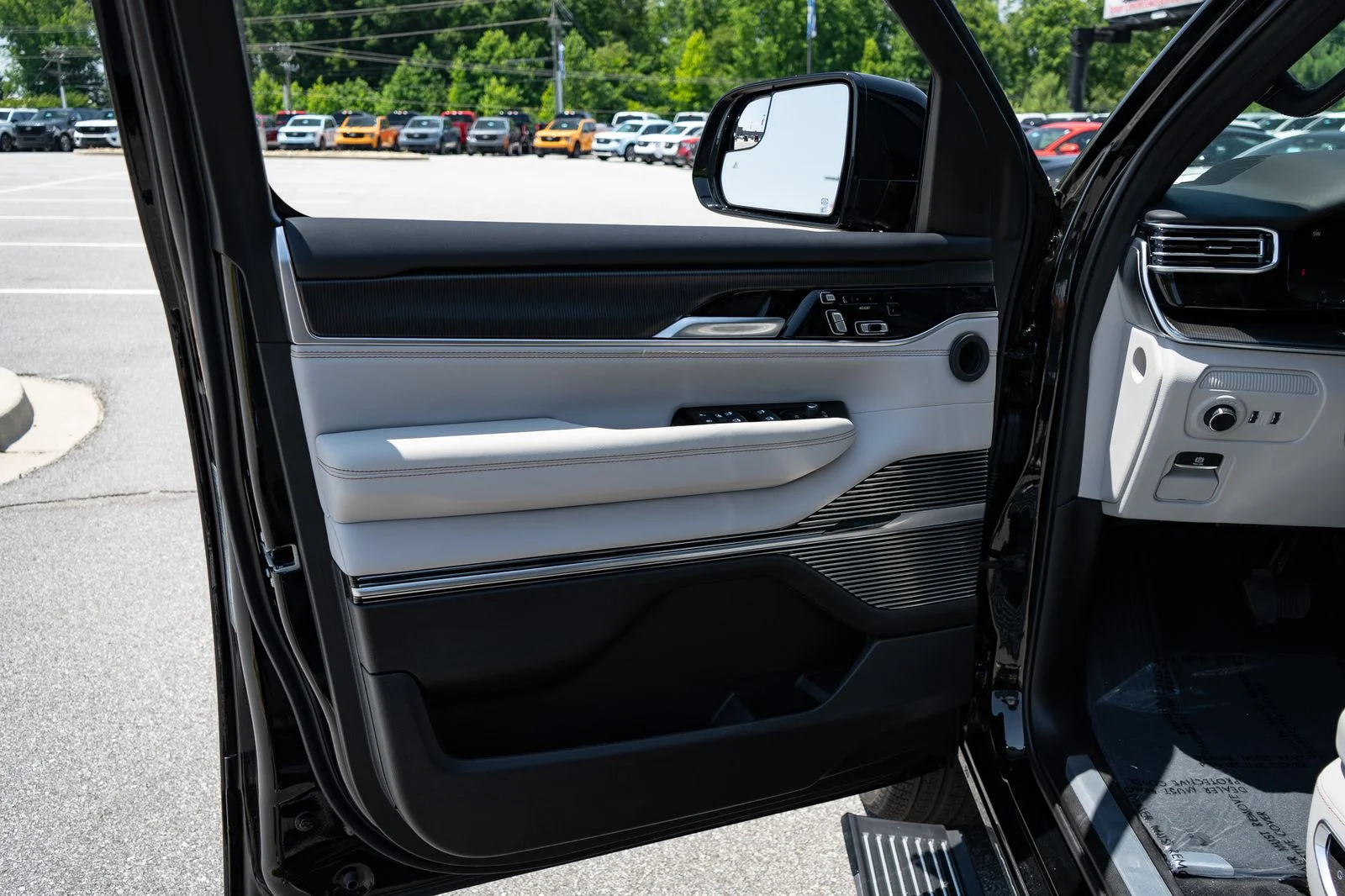 New 2026 High Gloss Black Exterior Paint Jeep Summit Obsidian image 29