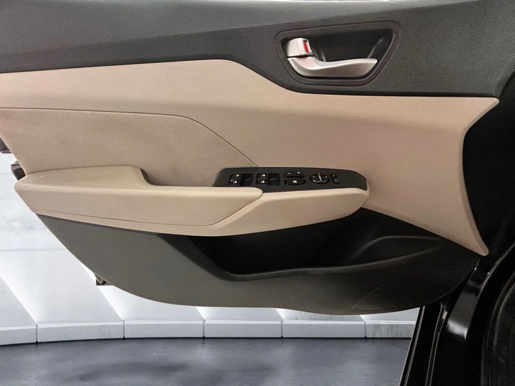 Used 2021 Black Hyundai SE image 12