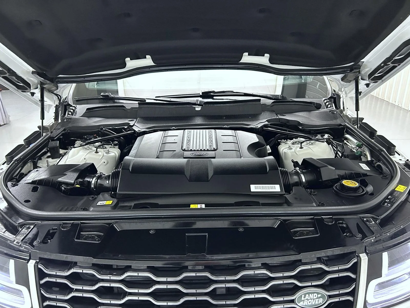 Used 2019 White Land Rover HSE image 24