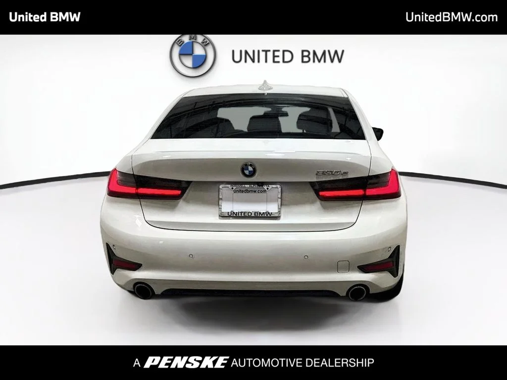 2021 BMW 3 Series 330e - Photo 6