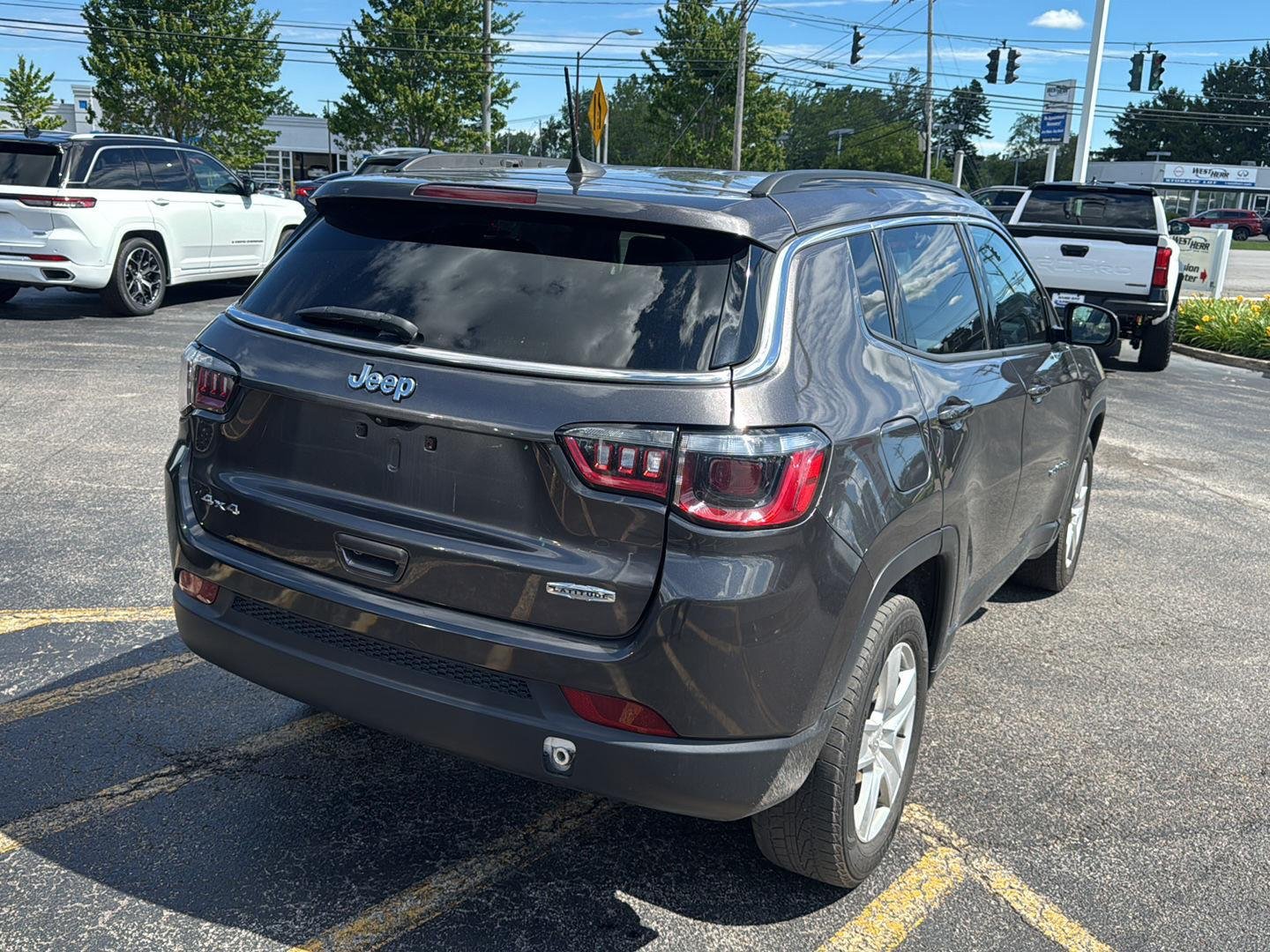 Used 2022 Granite Crystal Metallic Clearcoat Jeep Latitude image 6