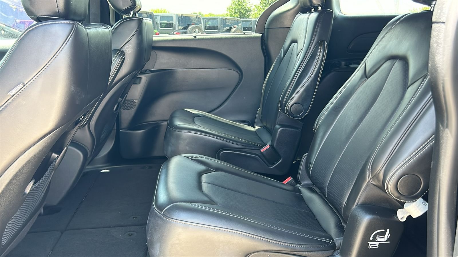 Used 2025 Black Chrysler Select image 12