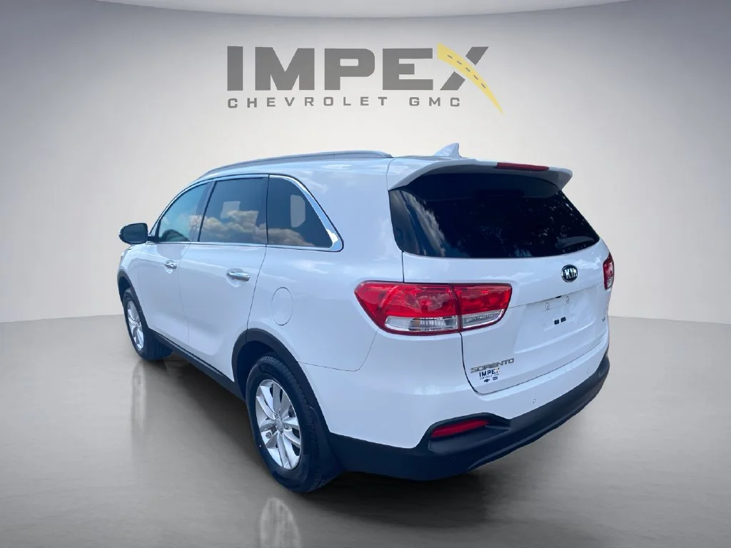 Used 2017 White Kia LX image 3