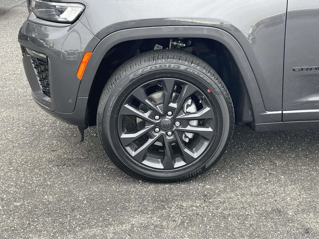 New 2026 Baltic Gray Metallic Clear-Coat Exterior Paint Jeep Limited Reserve image 10