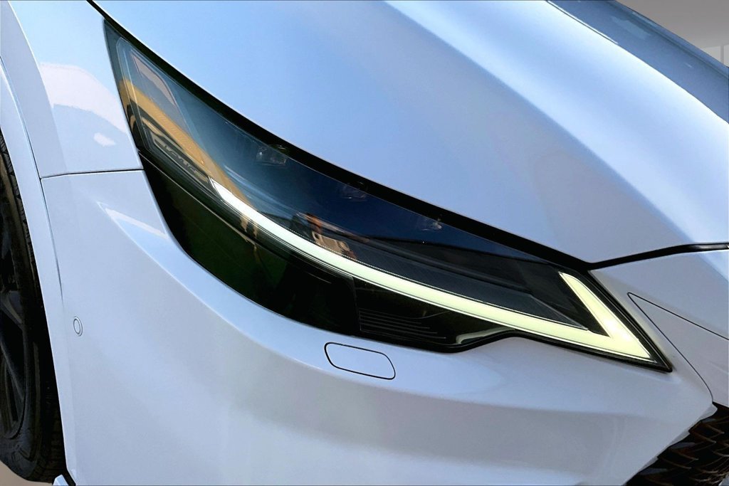Used 2023 Ultra White Lexus 500h F SPORT Performance image 30