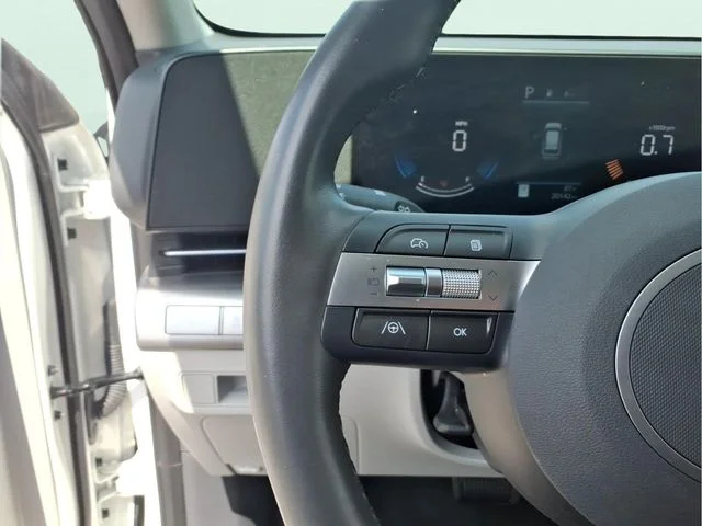 Used 2025 White Hyundai SEL image 23
