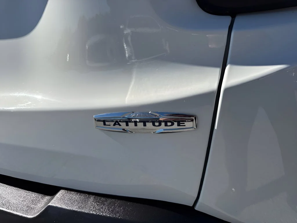 Used 2022 White Jeep Latitude image 29
