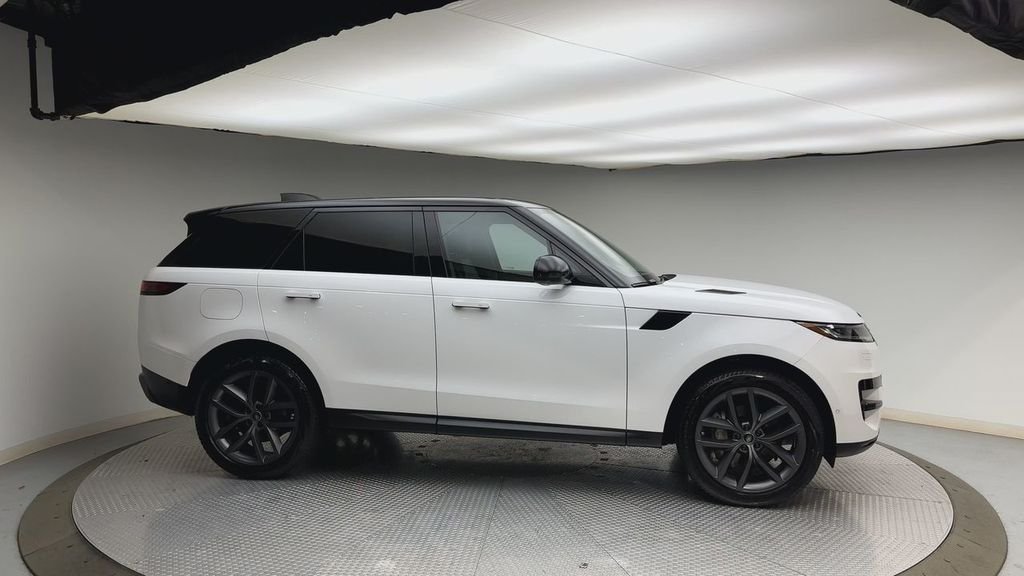 Used 2024 Fuji White Land Rover SE image 9