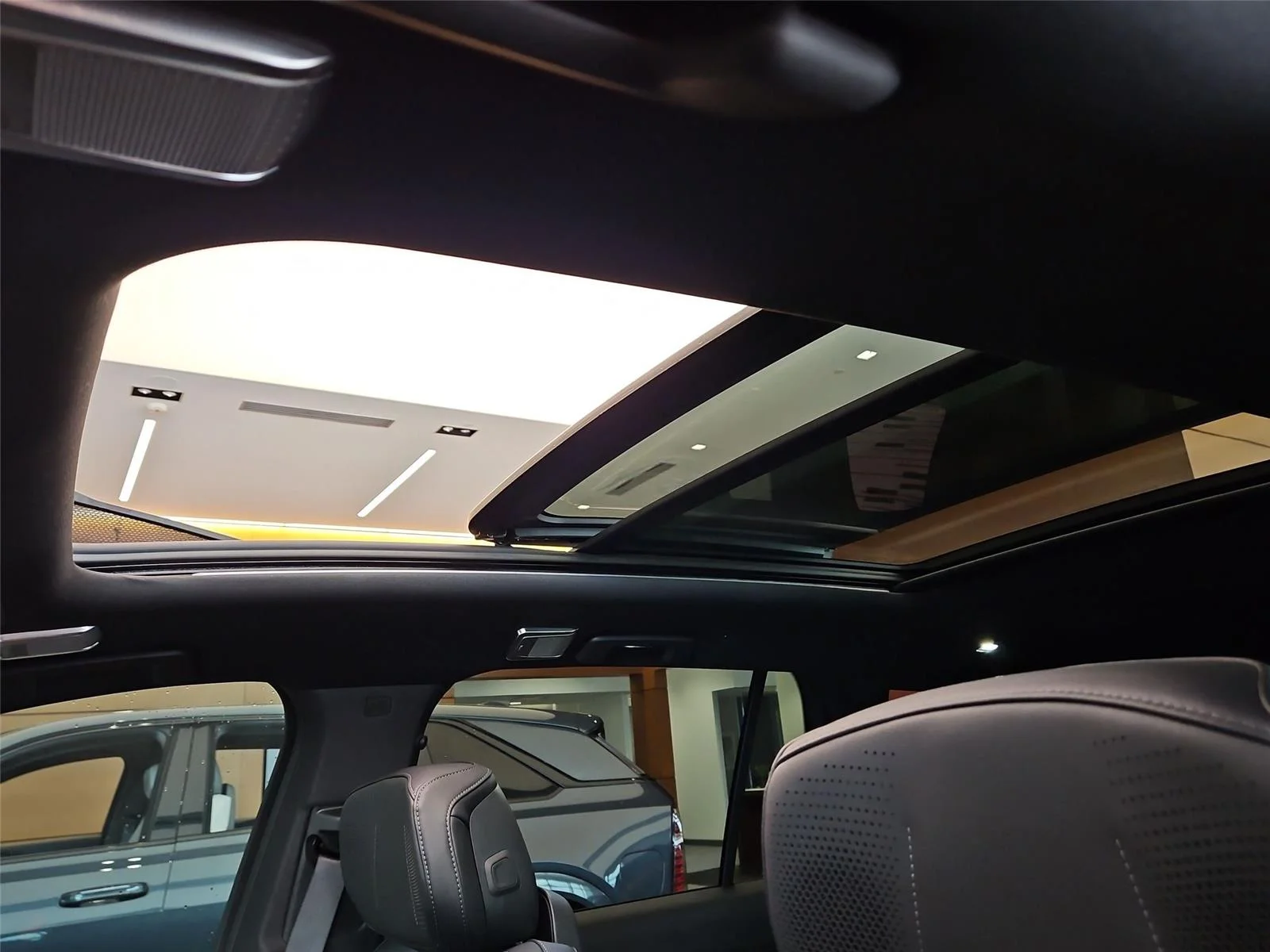 2026 Cadillac VISTIQ Sport - Photo 9
