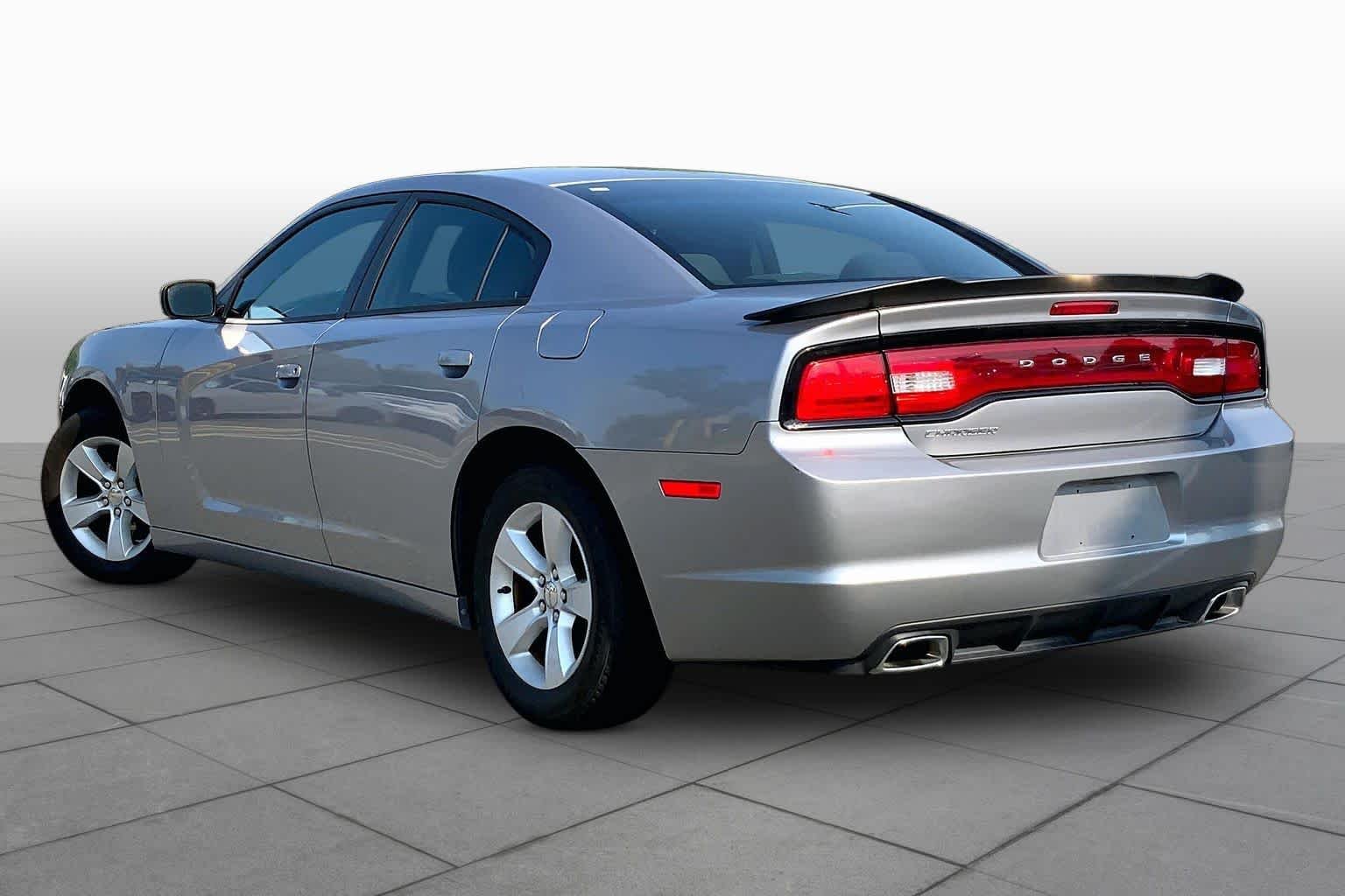 Used 2014 Billet Silver Metallic Clearcoat Dodge SE image 12