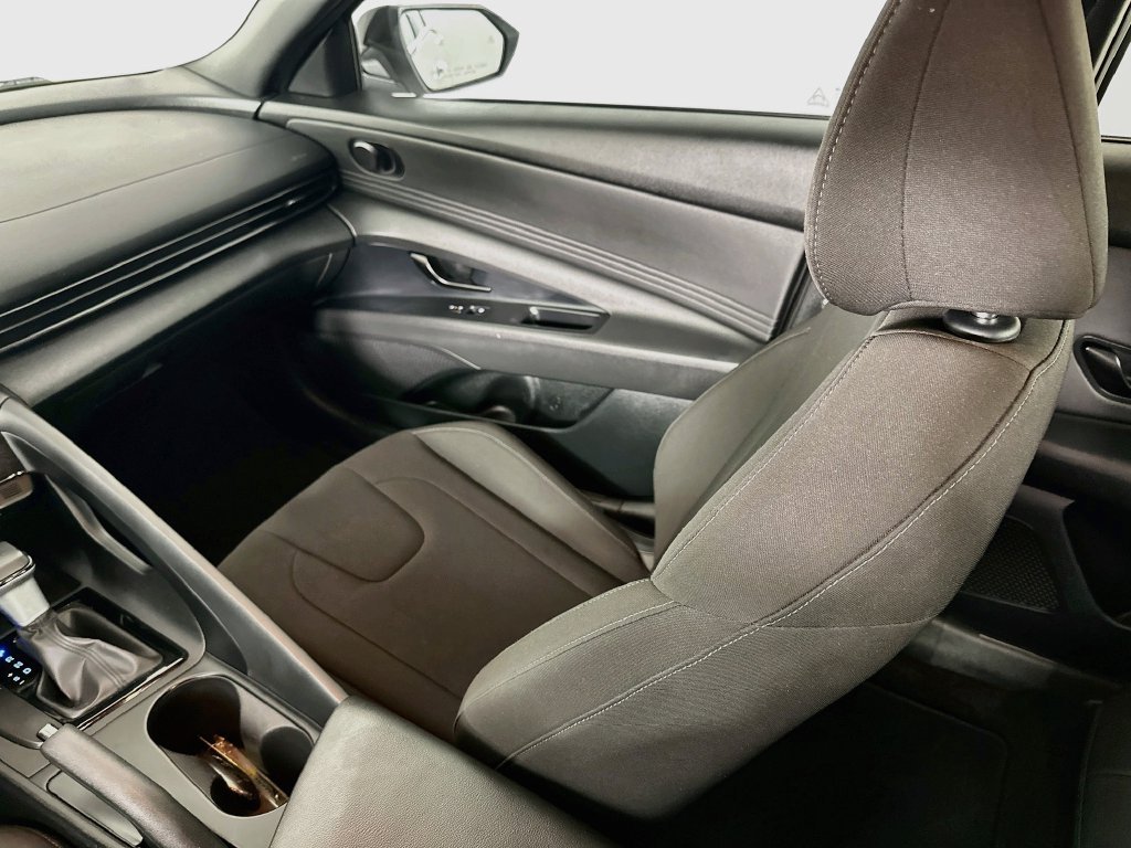 Used 2025 White Hyundai SEL Sport image 22