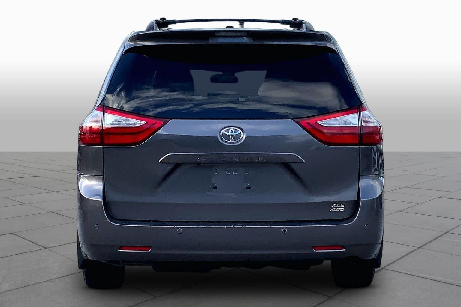 Used 2017 Predawn Gray Mica Toyota XLE Premium image 5