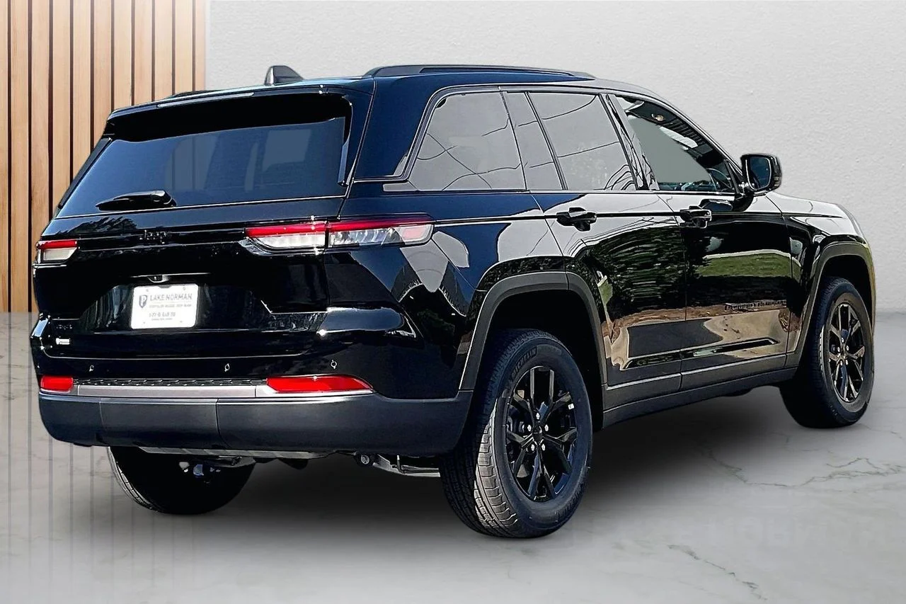 New 2026 Diamond Black Crystal Pearlcoat Jeep Altitude image 8