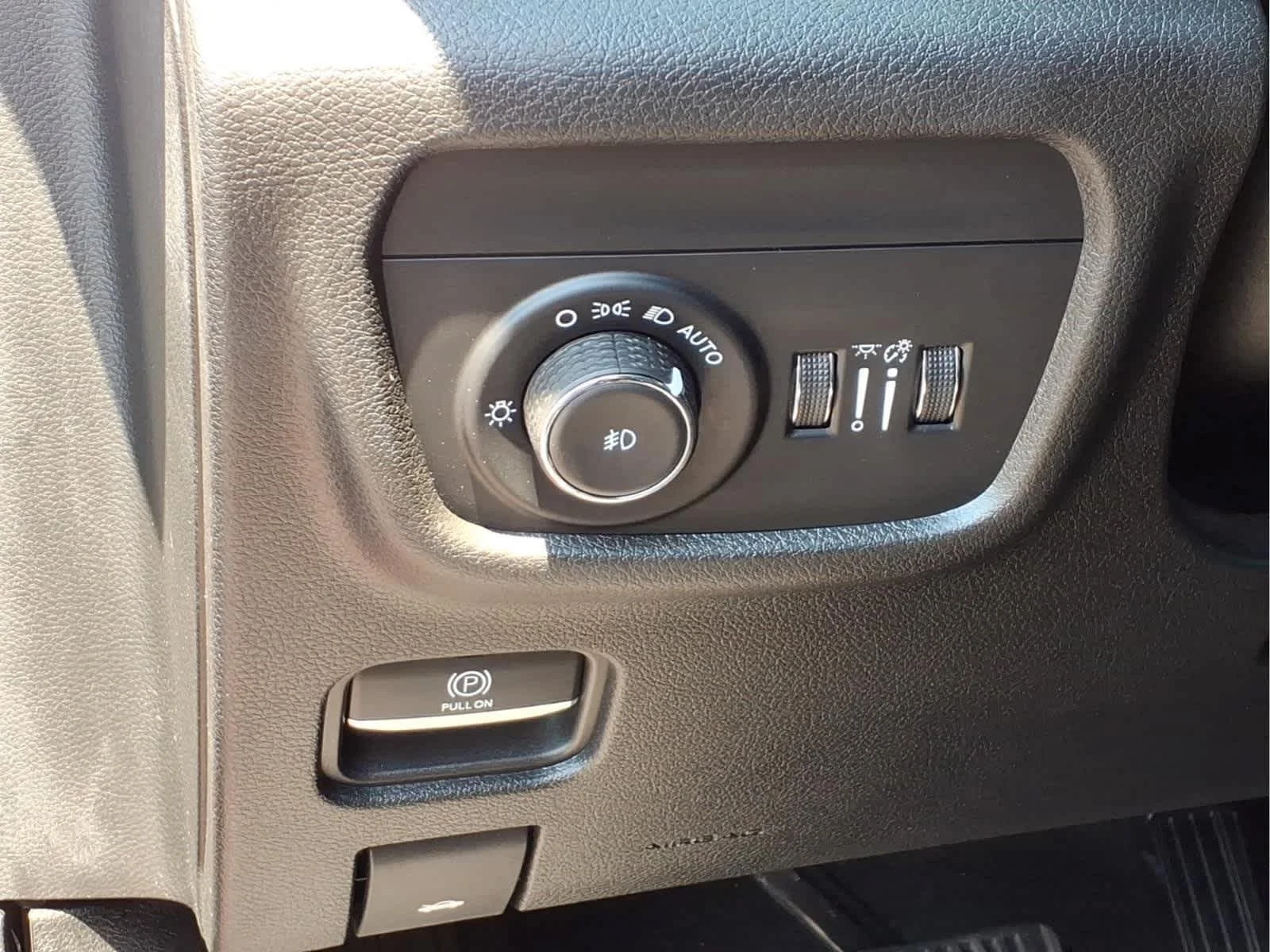 Used 2023 Velvet Red Pearlcoat Jeep Limited image 13