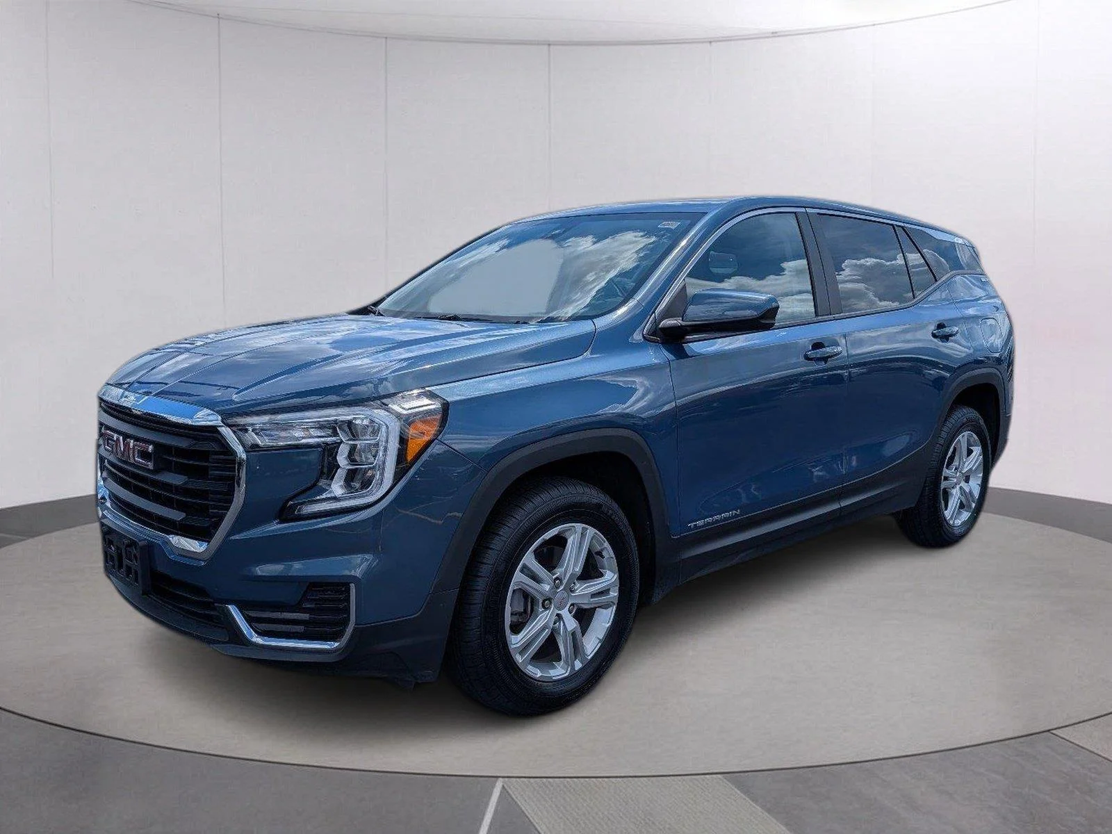 Used 2024 Downpour Metallic GMC SLE image 1