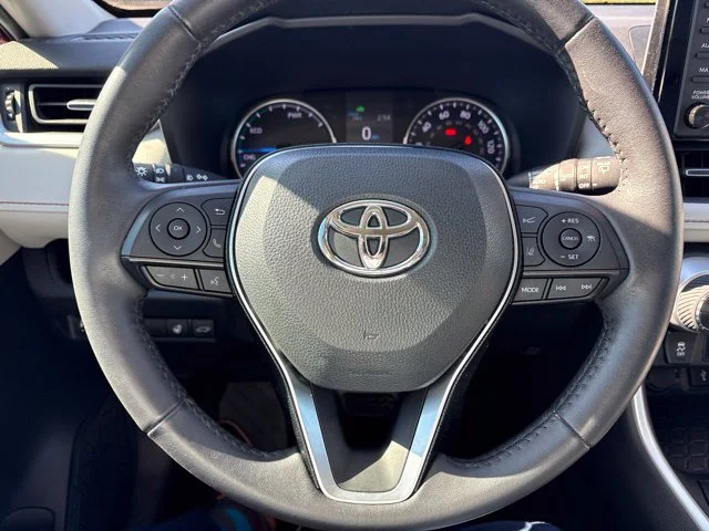 Used 2021 Red Toyota XLE Premium image 17