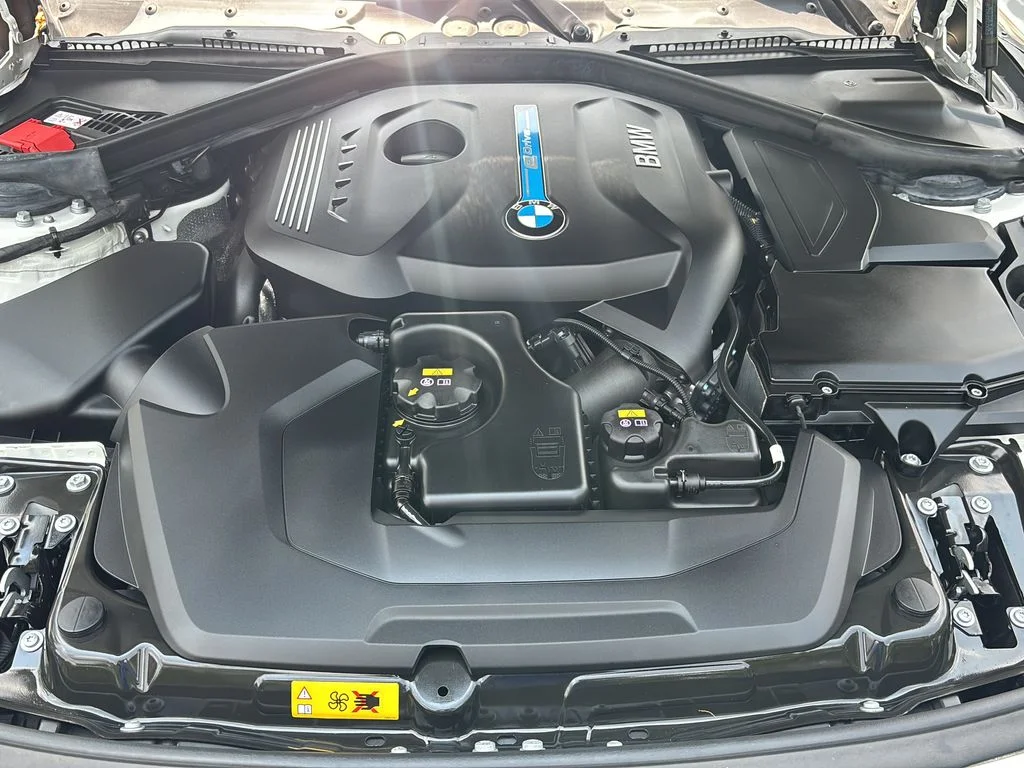 Used 2018 Alpine White BMW 330e iPerformance image 9