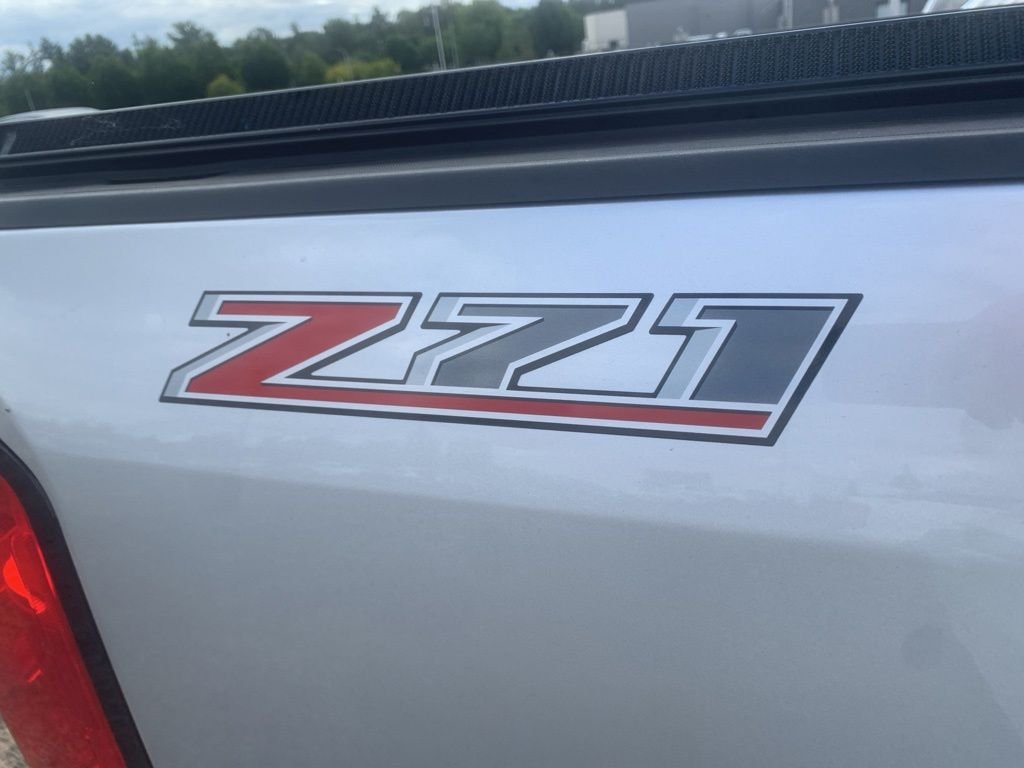 Used 2018 Silver Ice Metallic Chevrolet Z71 image 9