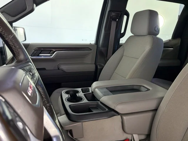 Used 2024  GMC SLE image 12